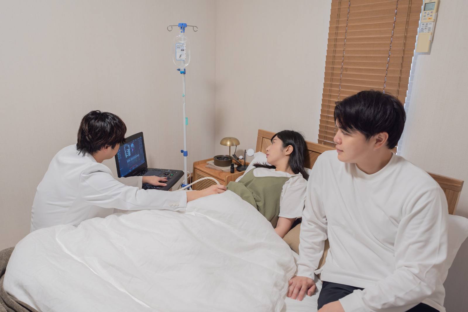 在家中接受输液的孕妇与护士